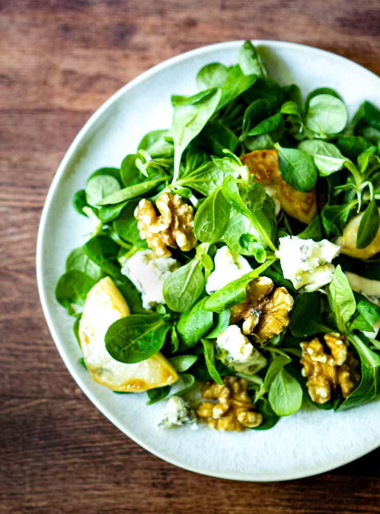 Feldsalat mit Birnen-Walnuss-Dressing und karamellisierten Birnen