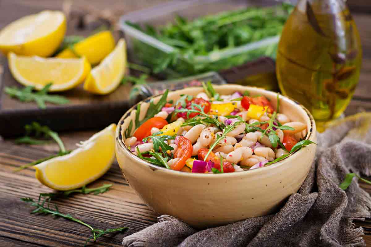 Mittel-fruchtiges Olivenöl zu Salat mit Hülsenfrüchten