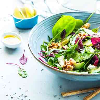 Leicht-fruchtiges Olivenöl im Salat