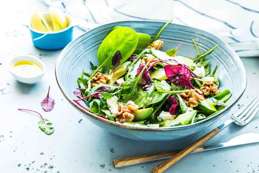 Leicht-fruchtiges Olivenöl im Salat